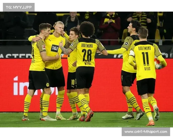 汉堡球员卡帕多头球击中横梁,多特蒙德逃过一劫 汉堡球员卡帕多头球击中横梁,多特蒙德逃过一劫