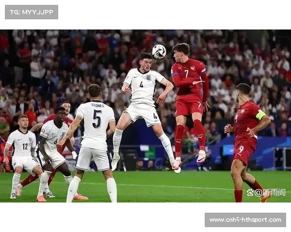 贝林厄姆头槌破门后与队友拥抱庆祝